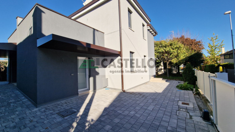 PADOVA – ZONA STANGA
Villa singola ristrutturata in classe A4 con ampi spazi e comfort moderni

C...