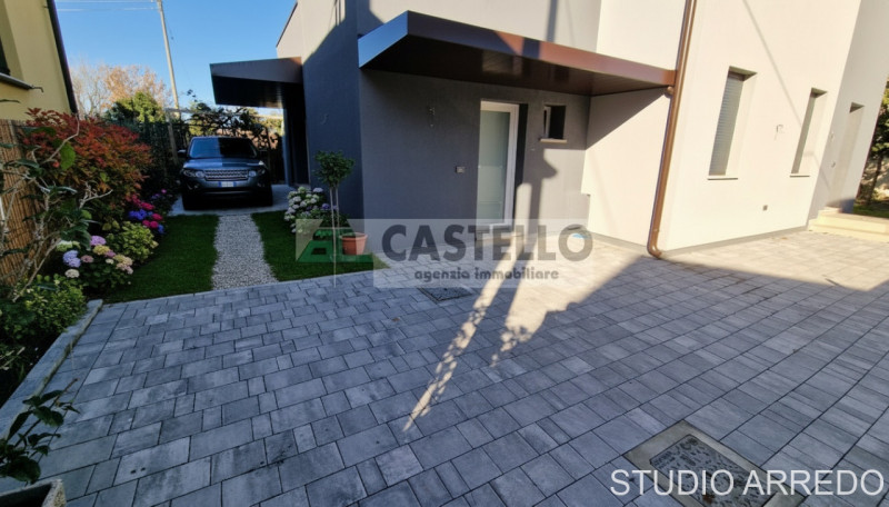 PADOVA – ZONA STANGA
Villa singola ristrutturata in classe A4 con ampi spazi e comfort moderni

C...