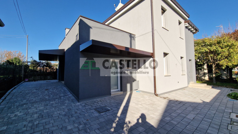 PADOVA – ZONA STANGA
Villa singola ristrutturata in classe A4 con ampi spazi e comfort moderni

C...