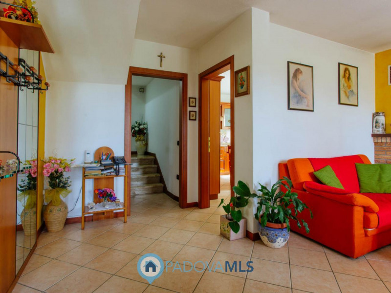 Immobile in esclusiva al Gruppo Padova MLS
Vendesi abitazione singola con ampio giardino in comun...