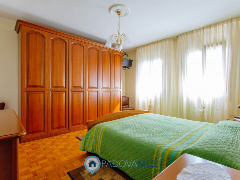 Immobile in esclusiva al Gruppo Padova MLS
Vendesi abitazione singola con ampio giardino in comun...