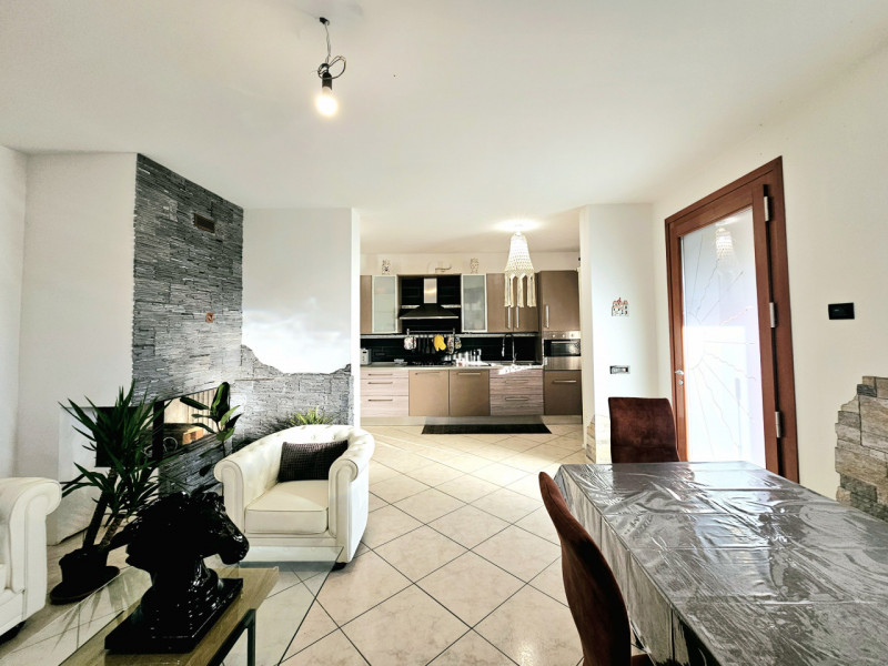 Proponiamo in vendita a Sant'Urbano, spaziosa villetta a schiera con scoperto esclusivo, sia sul ...