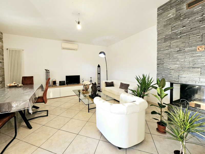 Proponiamo in vendita a Sant'Urbano, spaziosa villetta a schiera con scoperto esclusivo, sia sul ...