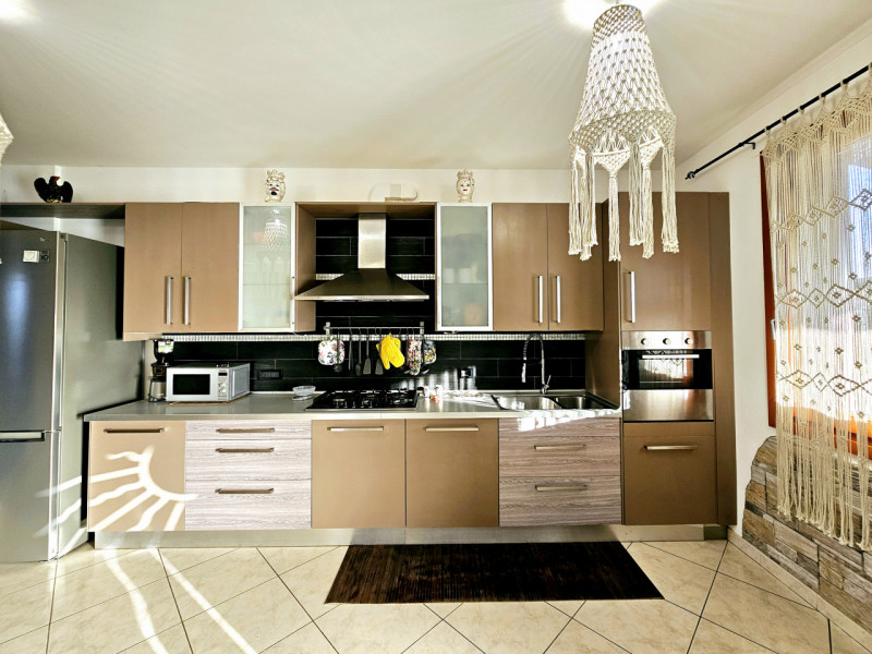 Proponiamo in vendita a Sant'Urbano, spaziosa villetta a schiera con scoperto esclusivo, sia sul ...