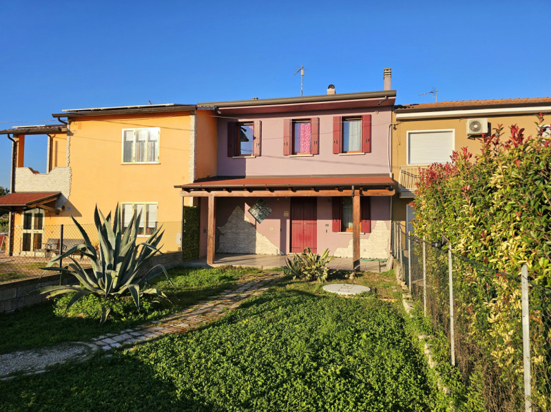 Proponiamo in vendita a Sant'Urbano, spaziosa villetta a schiera con scoperto esclusivo, sia sul ...