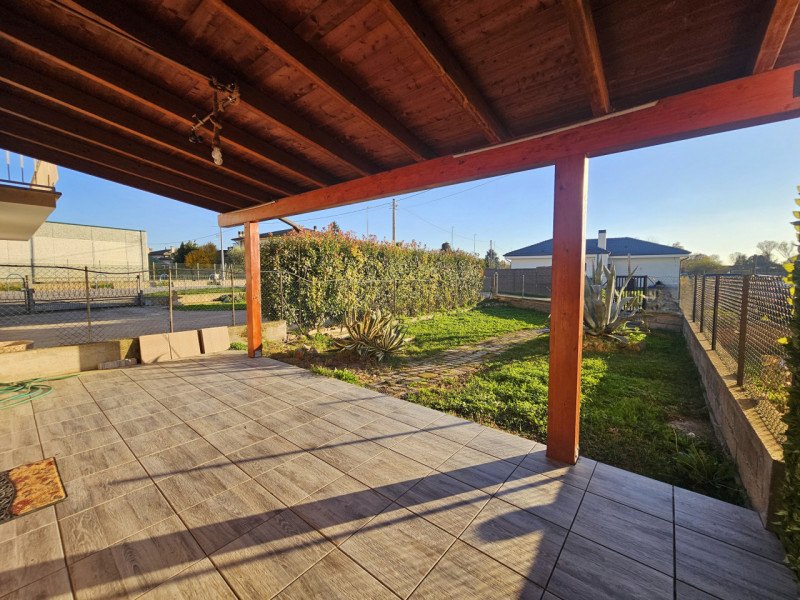 Proponiamo in vendita a Sant'Urbano, spaziosa villetta a schiera con scoperto esclusivo, sia sul ...