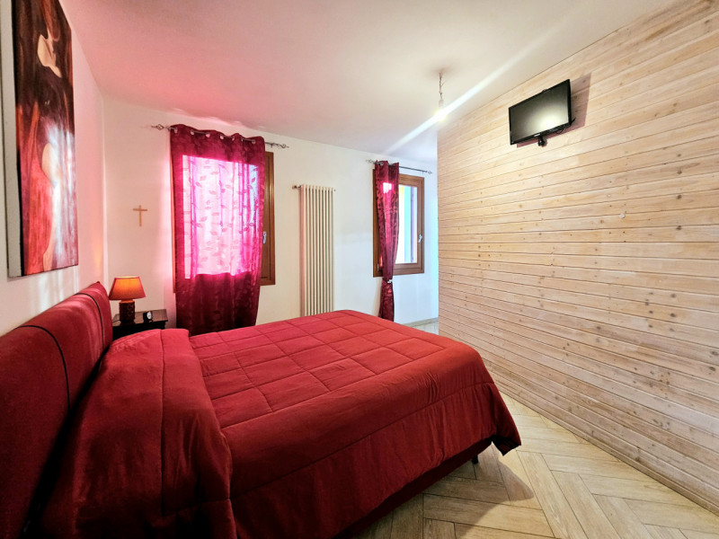 Proponiamo in vendita a Sant'Urbano, spaziosa villetta a schiera con scoperto esclusivo, sia sul ...