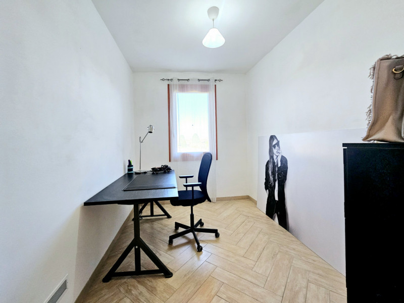 Proponiamo in vendita a Sant'Urbano, spaziosa villetta a schiera con scoperto esclusivo, sia sul ...