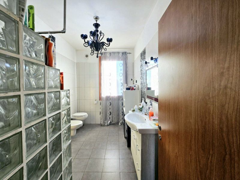 Proponiamo in vendita a Sant'Urbano, spaziosa villetta a schiera con scoperto esclusivo, sia sul ...