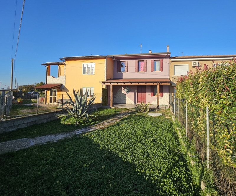 Proponiamo in vendita a Sant'Urbano, spaziosa villetta a schiera con scoperto esclusivo, sia sul ...