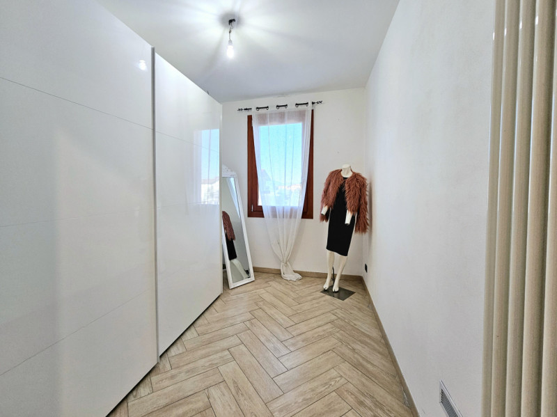 Proponiamo in vendita a Sant'Urbano, spaziosa villetta a schiera con scoperto esclusivo, sia sul ...