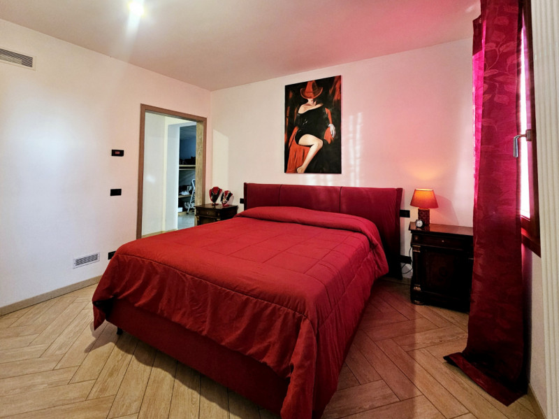 Proponiamo in vendita a Sant'Urbano, spaziosa villetta a schiera con scoperto esclusivo, sia sul ...