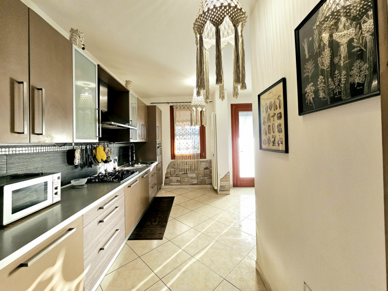 Proponiamo in vendita a Sant'Urbano, spaziosa villetta a schiera con scoperto esclusivo, sia sul ...