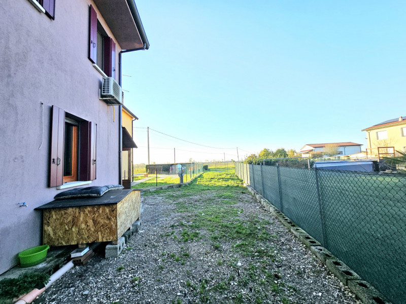 Proponiamo in vendita a Sant'Urbano, spaziosa villetta a schiera con scoperto esclusivo, sia sul ...