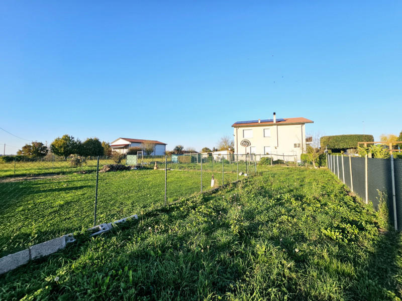 Proponiamo in vendita a Sant'Urbano, spaziosa villetta a schiera con scoperto esclusivo, sia sul ...