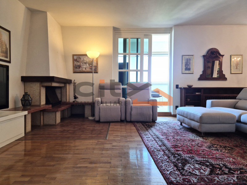 Scopri la luminosità e gli spazi di questo ampio appartamento di oltre 160 mq, situato nel cuore ...