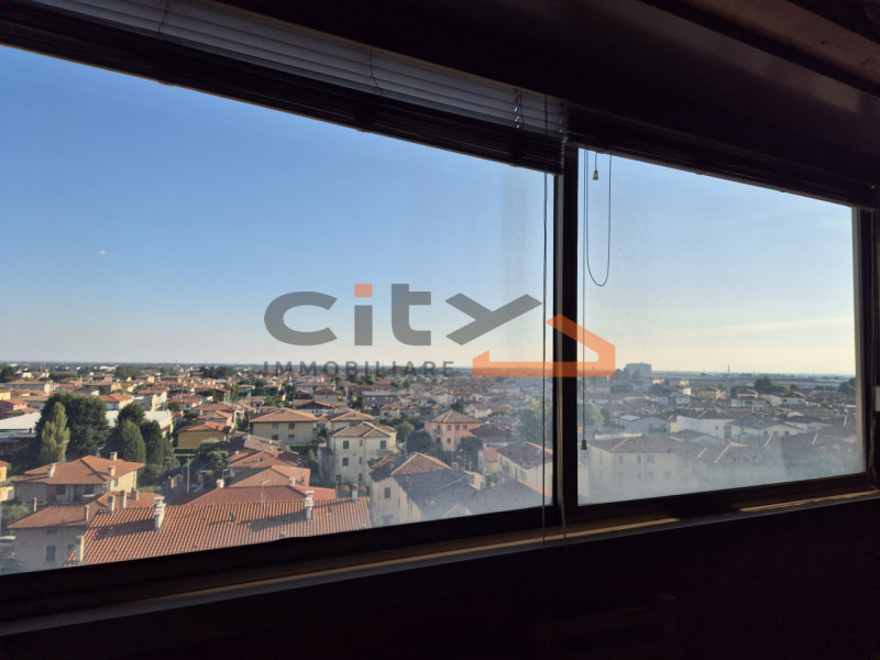 Scopri la luminosità e gli spazi di questo ampio appartamento di oltre 160 mq, situato nel cuore ...