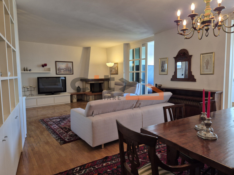 Scopri la luminosità e gli spazi di questo ampio appartamento di oltre 160 mq, situato nel cuore ...