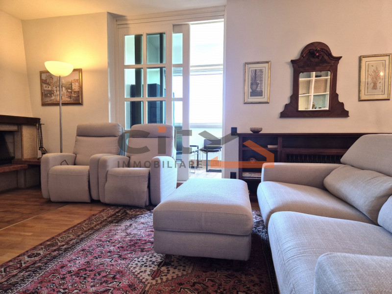 Scopri la luminosità e gli spazi di questo ampio appartamento di oltre 160 mq, situato nel cuore ...