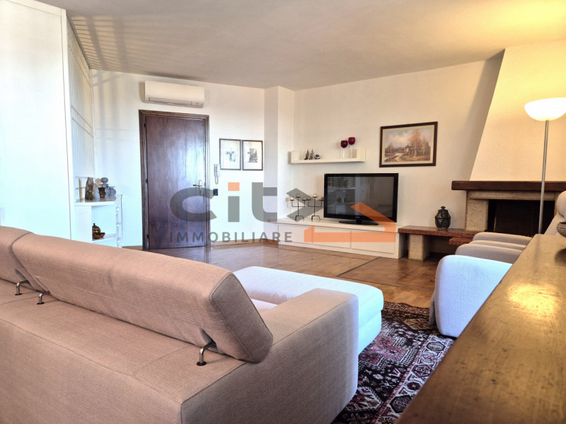 Scopri la luminosità e gli spazi di questo ampio appartamento di oltre 160 mq, situato nel cuore ...