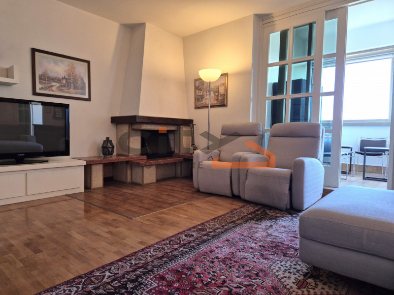 Scopri la luminosità e gli spazi di questo ampio appartamento di oltre 160 mq, situato nel cuore ...