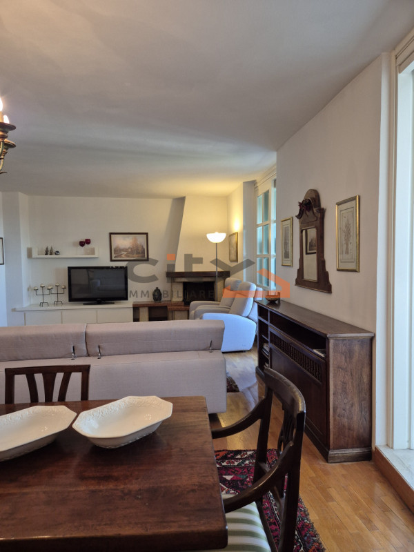 Scopri la luminosità e gli spazi di questo ampio appartamento di oltre 160 mq, situato nel cuore ...