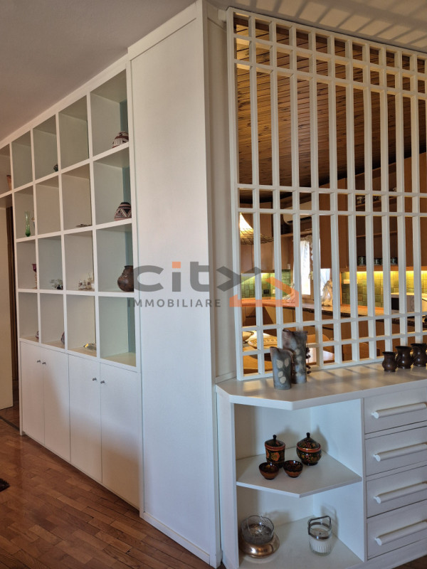 Scopri la luminosità e gli spazi di questo ampio appartamento di oltre 160 mq, situato nel cuore ...