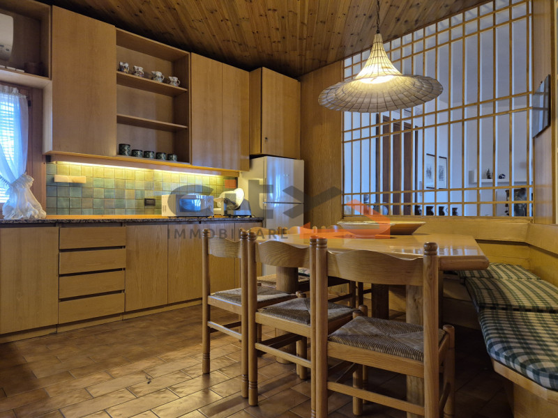 Scopri la luminosità e gli spazi di questo ampio appartamento di oltre 160 mq, situato nel cuore ...