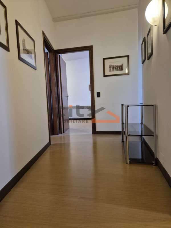 Scopri la luminosità e gli spazi di questo ampio appartamento di oltre 160 mq, situato nel cuore ...