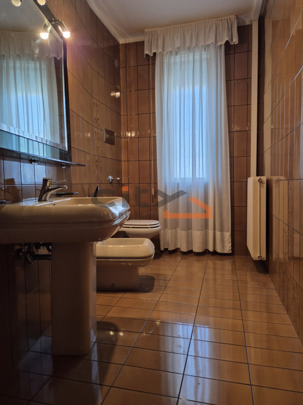 Scopri la luminosità e gli spazi di questo ampio appartamento di oltre 160 mq, situato nel cuore ...