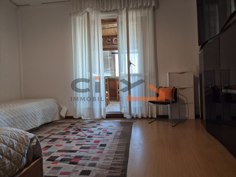 Scopri la luminosità e gli spazi di questo ampio appartamento di oltre 160 mq, situato nel cuore ...