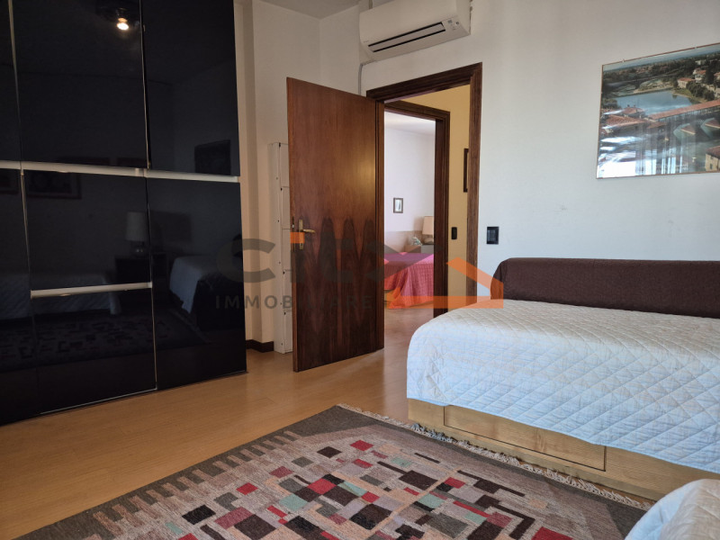 Scopri la luminosità e gli spazi di questo ampio appartamento di oltre 160 mq, situato nel cuore ...