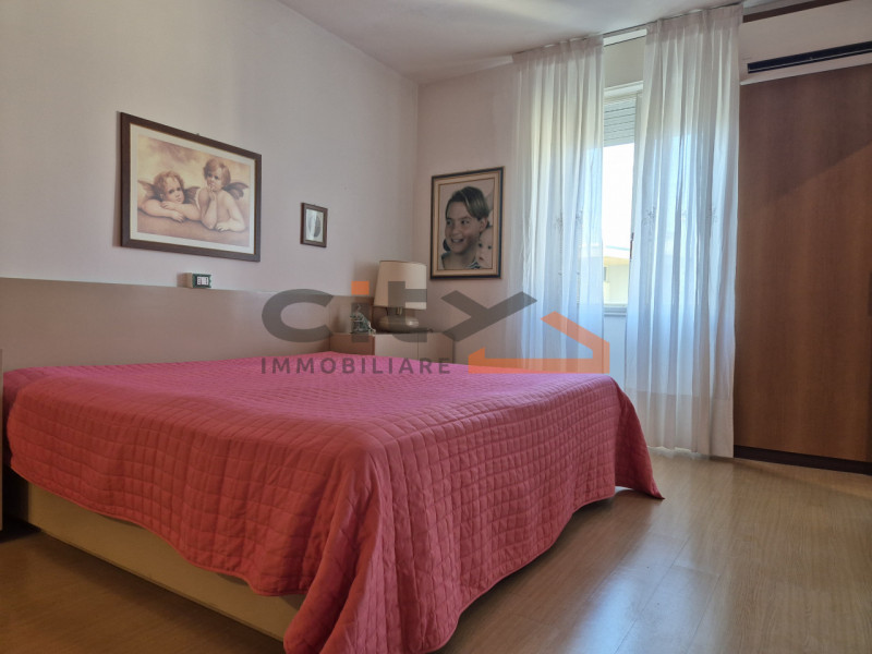 Scopri la luminosità e gli spazi di questo ampio appartamento di oltre 160 mq, situato nel cuore ...