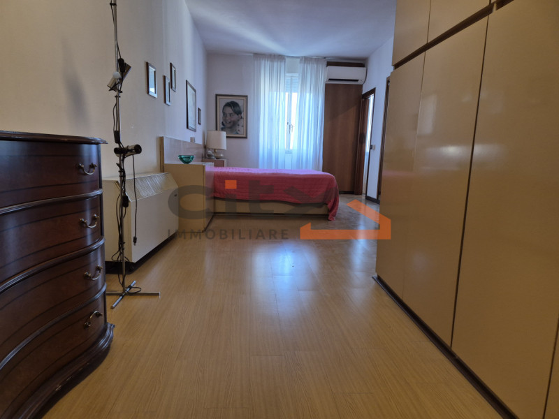 Scopri la luminosità e gli spazi di questo ampio appartamento di oltre 160 mq, situato nel cuore ...