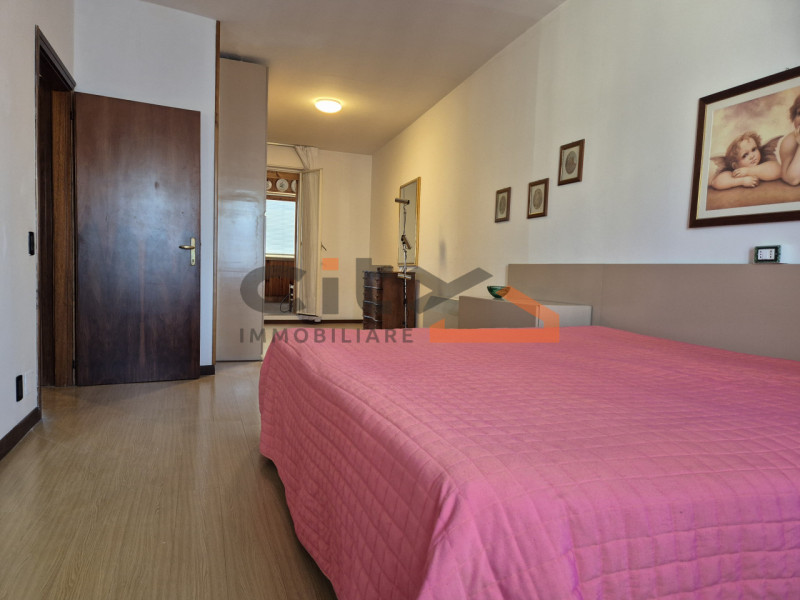 Scopri la luminosità e gli spazi di questo ampio appartamento di oltre 160 mq, situato nel cuore ...