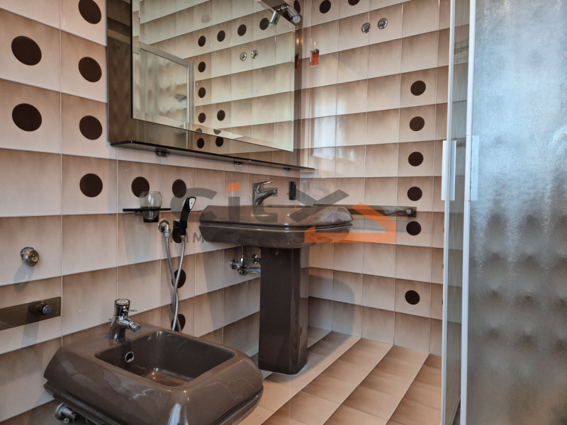 Scopri la luminosità e gli spazi di questo ampio appartamento di oltre 160 mq, situato nel cuore ...