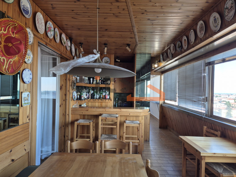 Scopri la luminosità e gli spazi di questo ampio appartamento di oltre 160 mq, situato nel cuore ...