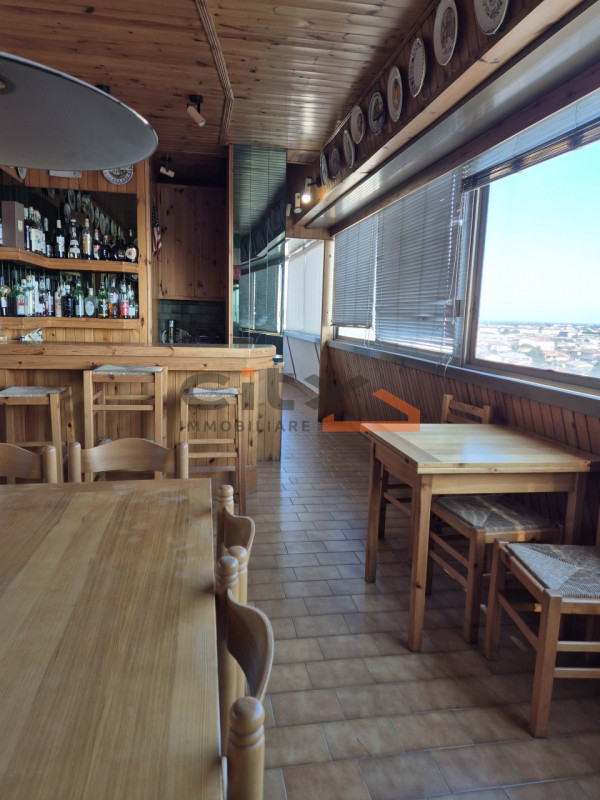 Scopri la luminosità e gli spazi di questo ampio appartamento di oltre 160 mq, situato nel cuore ...