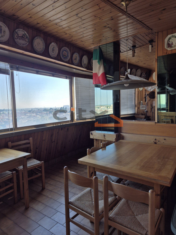 Scopri la luminosità e gli spazi di questo ampio appartamento di oltre 160 mq, situato nel cuore ...