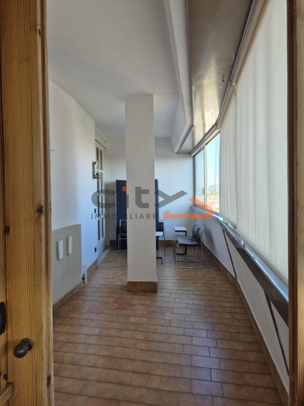 Scopri la luminosità e gli spazi di questo ampio appartamento di oltre 160 mq, situato nel cuore ...