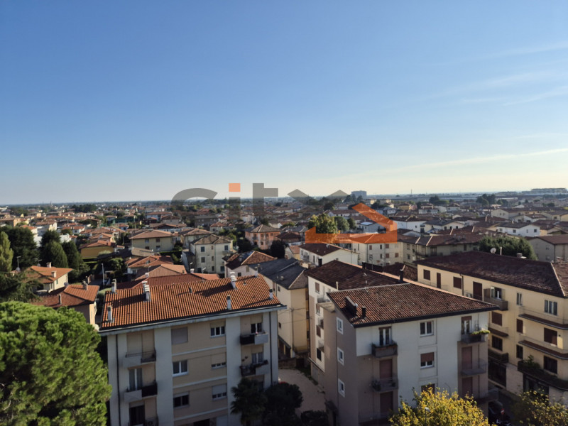 Scopri la luminosità e gli spazi di questo ampio appartamento di oltre 160 mq, situato nel cuore ...