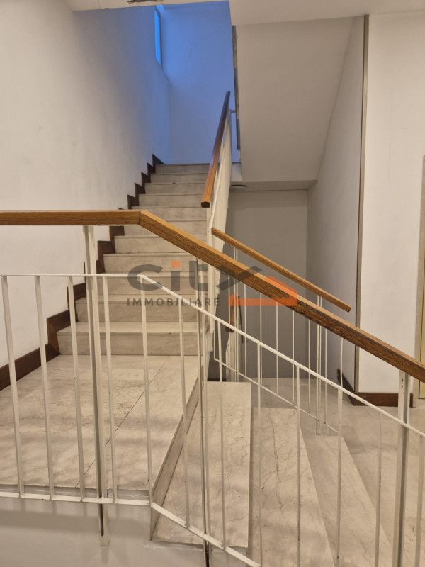 Scopri la luminosità e gli spazi di questo ampio appartamento di oltre 160 mq, situato nel cuore ...