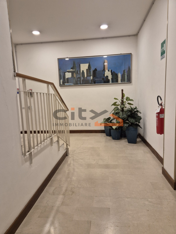 Scopri la luminosità e gli spazi di questo ampio appartamento di oltre 160 mq, situato nel cuore ...