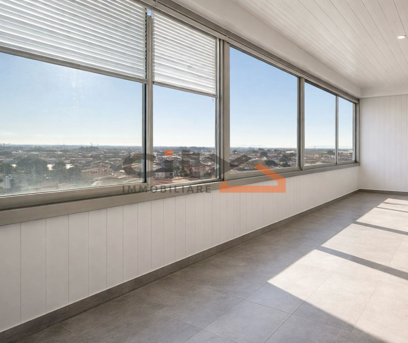 Scopri la luminosità e gli spazi di questo ampio appartamento di oltre 160 mq, situato nel cuore ...