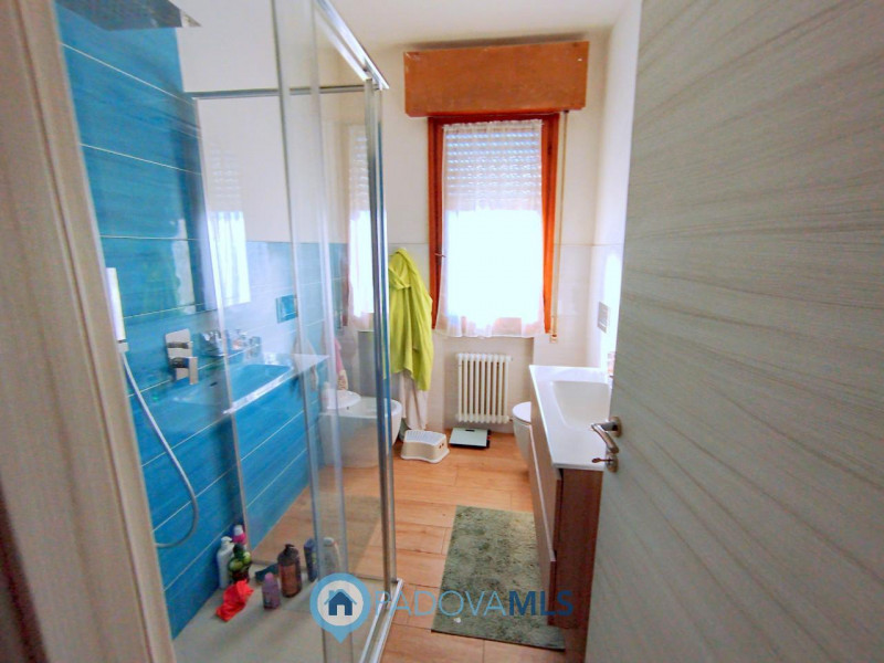 Immobile in esclusiva al Gruppo Padova MLS
Se stai cercando un appartamento spazioso e luminoso, ...