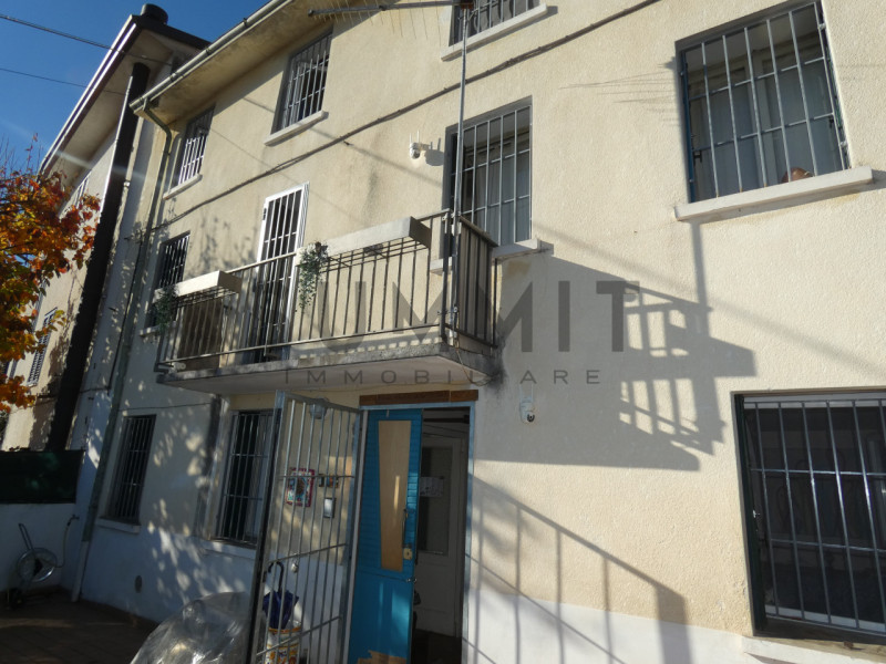 SCHIO - Zona collinare: PORZIONE DI BIFAMILIARE con verde di pertinenza. Cl. En. G IPE 260,00. EU...
