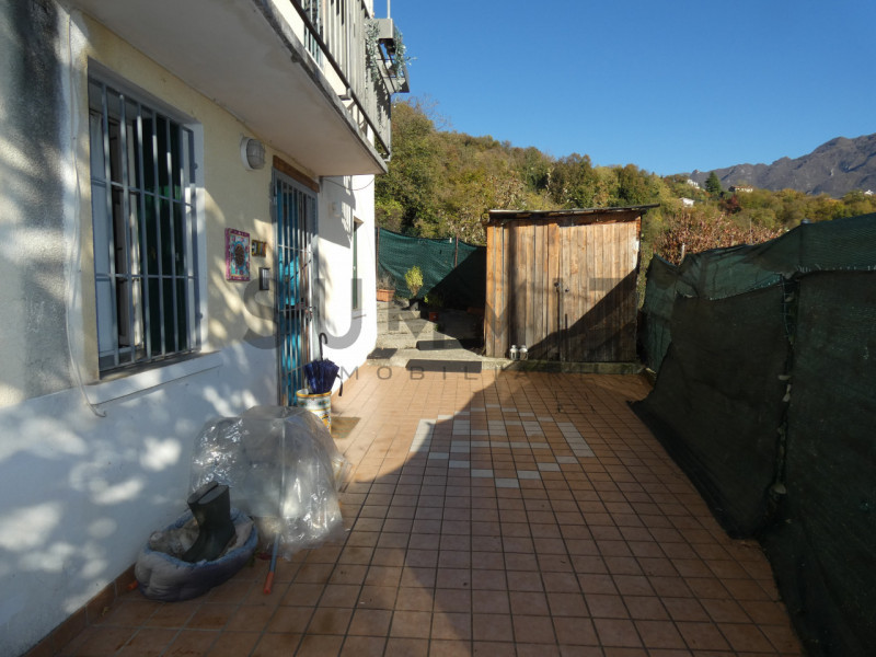 SCHIO - Zona collinare: PORZIONE DI BIFAMILIARE con verde di pertinenza. Cl. En. G IPE 260,00. EU...