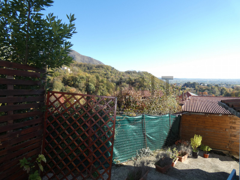 SCHIO - Zona collinare: PORZIONE DI BIFAMILIARE con verde di pertinenza. Cl. En. G IPE 260,00. EU...