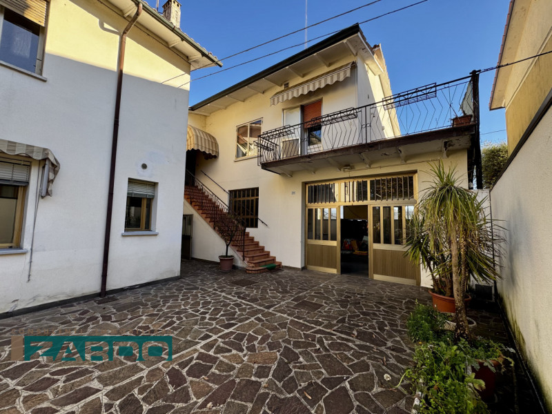 Rif. A-228 NE (per info 350 5383983 | Giacomo )

In posizione comoda e centrale a Riese Pio X, pr...