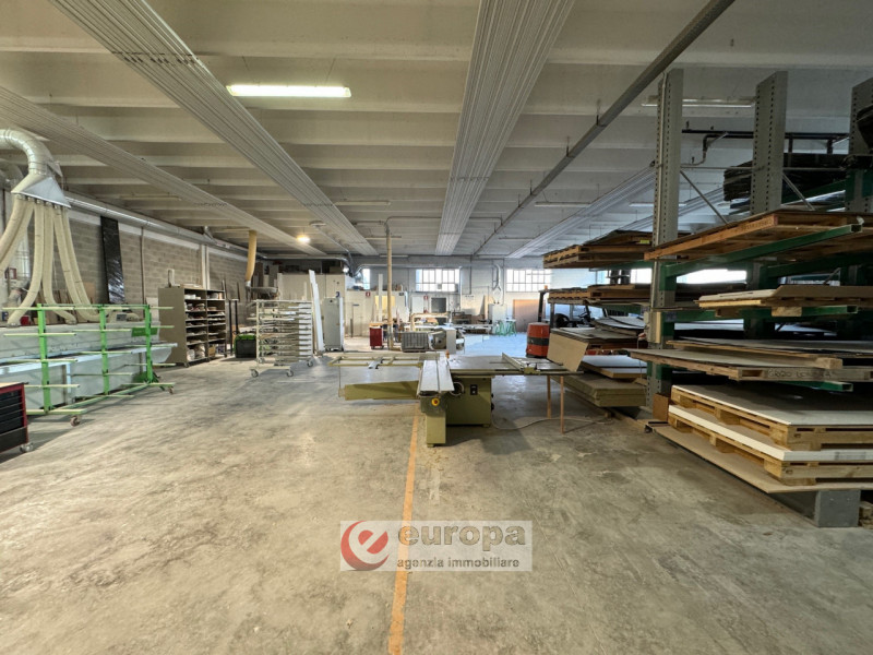 DUEVILLE: In zona artigianale (Via Asolo) proponiamo in vendita capannone affiancato composto da ...